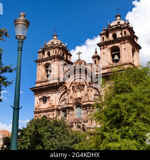 Chiesa cattolica sulla piazza principale Plaza de Armas a Cusco o Cuzco città, Perù Foto Stock