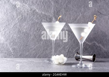 Gibson martini cocktail con cipolle su pietra grigia Foto Stock