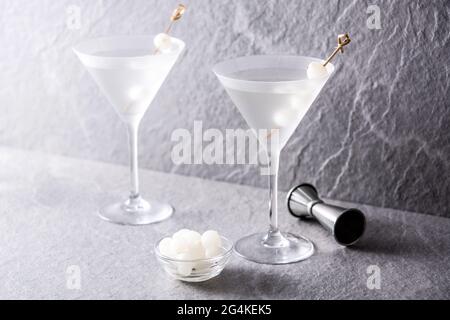 Gibson martini cocktail con cipolle su pietra grigia Foto Stock