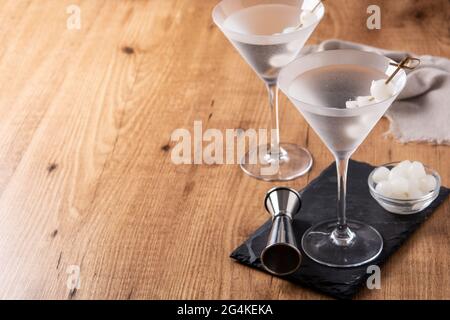 Gibson martini cocktail con cipolle su tavolo di legno Foto Stock