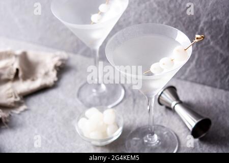 Gibson martini cocktail con cipolle su pietra grigia Foto Stock