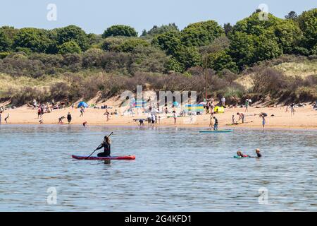 Le persone godono di sole estivo a Gullane Beach Foto Stock