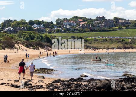 Le persone godono di sole estivo a Gullane Beach Foto Stock