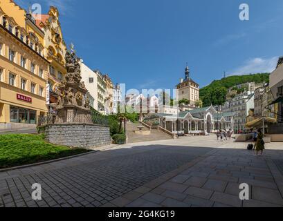 Karlovy Vary, Repubblica Ceca - 21 giugno 2021: Giornata di sole nella grande città termale ceca Karlovy Vary (Karlsbad) nella parte occidentale della Repubblica Ceca Foto Stock