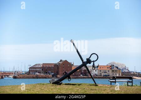 Guardando attraverso una vecchia ancora verso il porto di North Berwick e Bass Rock oltre Foto Stock