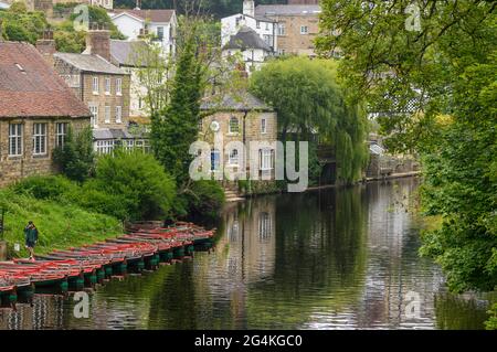 Il viadotto di Knaresborough, costruito per trasportare i treni attraverso il fiume Nidd fino alla stazione di Knaresborough. Girato da sotto le rovine del castello di Knaresborough. Foto Stock