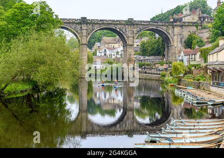 Il viadotto di Knaresborough, costruito per trasportare i treni attraverso il fiume Nidd fino alla stazione di Knaresborough. Girato da sotto le rovine del castello di Knaresborough. Foto Stock