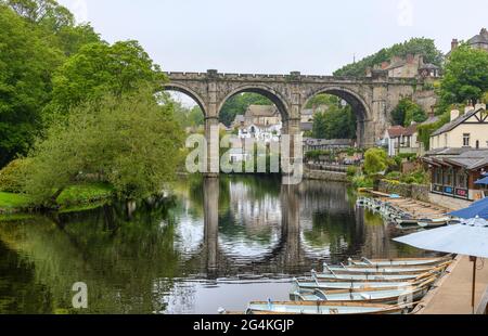 Il viadotto di Knaresborough, costruito per trasportare i treni attraverso il fiume Nidd fino alla stazione di Knaresborough. Girato da sotto le rovine del castello di Knaresborough. Foto Stock