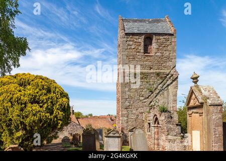 Vecchia torre colombaia nel vecchio cortile, Stenton Parish Church, East Lothian, Scozia Foto Stock