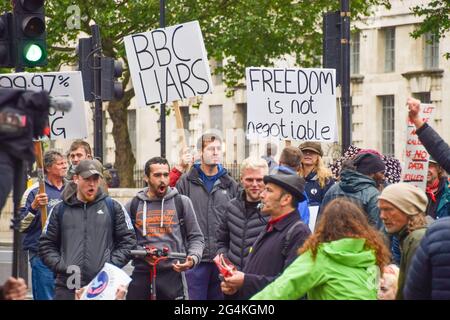 Londra, Regno Unito. 21 giugno 2021. Manifestanti anti anti anti-blocco fuori Downing Street. I manifestanti si sono scontrati con la polizia mentre si sono riuniti al di fuori delle Camere del Parlamento e di Downing Street, chiedendo la fine di qualsiasi ulteriore blocco in Inghilterra. Foto Stock
