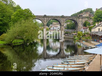 Il viadotto di Knaresborough, costruito per trasportare i treni attraverso il fiume Nidd fino alla stazione di Knaresborough. Girato da sotto le rovine del castello di Knaresborough. Foto Stock