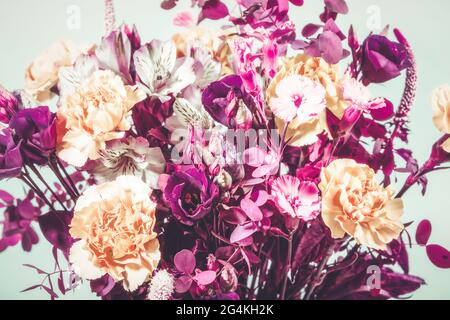 Fiori di bouquet con garofani, Alstroemeria ed Eustoma. Immagine colorata. Primo piano. Foto Stock