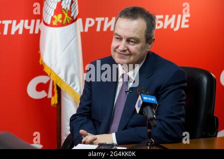 Belgrado, Serbia. 12 Aprile 2021. La speaker dell'Assemblea nazionale serba Ivica Dacic, anche presidente del Partito socialista serbo (SPS), parla durante un'intervista con Xinhua a Belgrado, Serbia, il 12 aprile 2021. PER ANDARE CON Intervista: I progressi della Cina esemplare al mondo, dice il parlamento serbo relatore Credit: Wang Wei/Xinhua/Alamy Live News Foto Stock