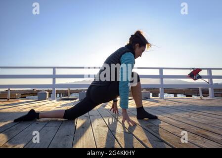 Donne che praticando yoga in una fattoria di cozze nella baia di Alfacs nel delta dell'Ebro (Tarragona, Catalogna, Spagna) ESP: Participantes en actividad de yoga (España) Foto Stock