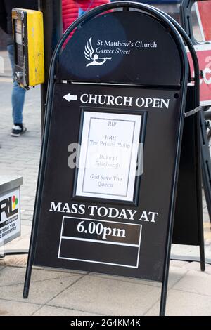 Sheffield Regno Unito: 17 aprile 2021: RIP HRH Principe Filippo Duca di Edimburgo Dio Salva il segno della Regina dalla Chiesa di San Matteo il giorno del suo funerale, a CA Foto Stock