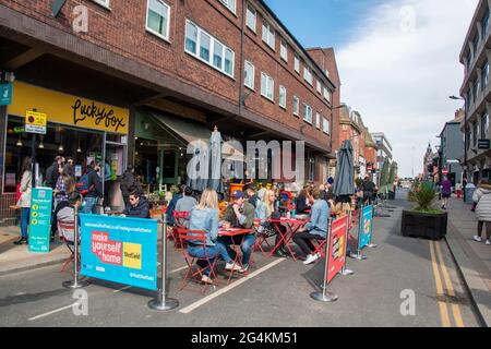 Sheffield UK: 17 aprile 2021: Mangiare all'aperto socialmente distanziato come caffè e ristoranti riaprono dopo il blocco pandemico. Il nuovo normale in Occidente Foto Stock