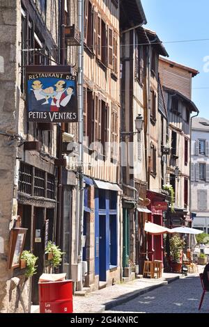 Case medievali restaurate in rue de la Boucherie, a Limoges, Francia, l'ex quartiere degli sciamboli, macellai, ora occupato da ristoranti, boutique ecc Foto Stock