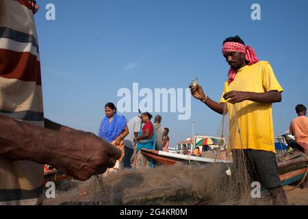 Attività di pesca da parte dei pescatori locali a Puri, Odisha, la spiaggia marina turistica più popolare dell'India orientale. Foto Stock