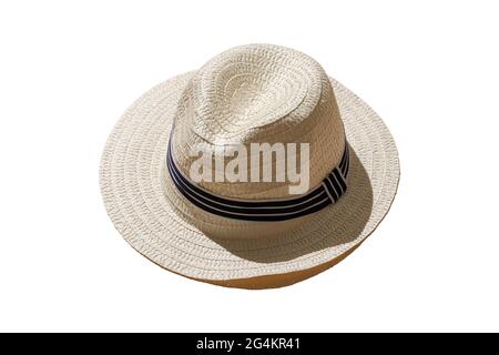 cappello in vimini di paglia isolato su sfondo bianco. ombre dure del sole. concetto minimo di viaggio e vacanza Foto Stock