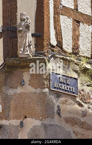 Pietra intagliata Madonna e bambino su case medievali restaurate a graticcio al bivio di rue Huchette & Gondinet a Limoges, Francia Foto Stock