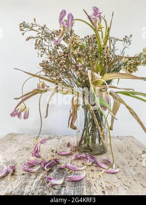 Bouquet di fiori selvaggi in vaso di vetro trasparente, filtrato d'epoca Foto Stock