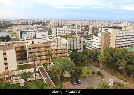 RABAT, MAROCCO - 22 gennaio 2020: Architettura moderna dei ministeri marocchini edifici nel quartiere amministrativo di Agdal a Rabat, capitale Foto Stock
