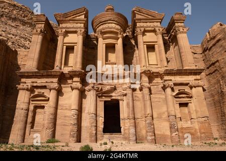 Ad Deir popolarmente noto come ‘il Monastero’ è un edificio monumentale scolpito dalla roccia nell'antica città giordana di Petra. Giordania Foto Stock