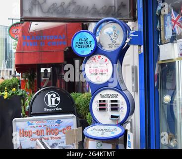 UK National Lottery segno blu e bianco posto sulla strada a Londra. Foto Stock