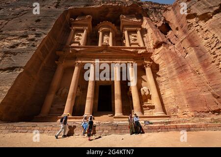 Al-Khazneh 'il Tesoro' è uno dei templi più elaborati di Petra, una città del regno Nabateo abitata dagli arabi in tempi antichi. Foto Stock