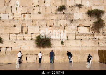 Persone che pregano al Muro Occidentale (chiamato anche Kotel o Wailing Wall) nel quartiere ebraico della Città Vecchia di Gerusalemme, Israele. Foto Stock