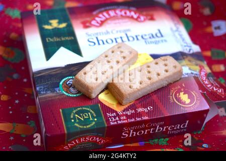 Barrette di shortbread scozzesi sulla confezione natalizia. Foto Stock