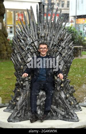 Ascot, UK, 22 giugno 2021 una statua del Trono di ferro di Game of Thrones è svelata da Isaac Hempstead Wright e Alex Zane e in Leicester Square, unendo le scene in The Square, Leicester Square, London Credit: Doug Peters/EMPICS/Alamy Live News Foto Stock