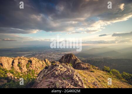 Tramonto sulla montagna colline e città Sliven, antenna vista panoramica Foto Stock
