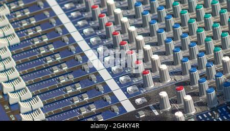 vecchio mixer audio analogico con tracce di utilizzo in esterni Foto Stock