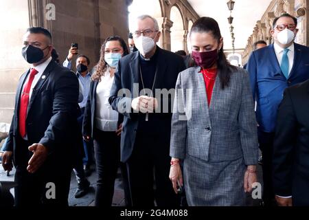 Città del Messico, Messico. 21 Giugno 2021. CITTÀ DEL MESSICO, MESSICO - 21 GIUGNO: Il Sindaco del Messico Claudia Sheinbaum incontra il Cardinale Pietro Parolin, Segretario di Stato della Santa sede, per dargli il riconoscimento di illustre ospite del Messico il 21 giugno 2021 a Città del Messico, Messico. (Foto di Eyepix/Sipa USA) Credit: Sipa USA/Alamy Live News Foto Stock