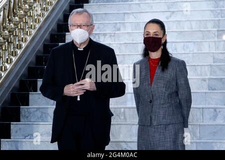 Città del Messico, Messico. 21 Giugno 2021. CITTÀ DEL MESSICO, MESSICO - 21 GIUGNO: Il Sindaco del Messico Claudia Sheinbaum incontra il Cardinale Pietro Parolin, Segretario di Stato della Santa sede, per dargli il riconoscimento di illustre ospite del Messico il 21 giugno 2021 a Città del Messico, Messico. (Foto di Eyepix/Sipa USA) Credit: Sipa USA/Alamy Live News Foto Stock