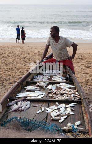 Attività di pesca da parte dei pescatori locali a Puri, Odisha, la spiaggia marina turistica più popolare dell'India orientale. Foto Stock