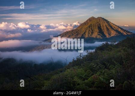 Alba sulla cima di Kawa Ijen, Giava, Indonesia, Sud-est asiatico, Asia Foto Stock