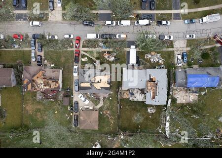 STATI UNITI. 21 Giugno 2021. I danni causati da un tornado che si sono arenati nella zona di tarda domenica possono essere visibili nelle vicinanze di 7800 Janes Avenue lunedì 21 giugno 2021, a Woodridge, Illinois. Cinque persone sono state ferite, una delle quali criticamente, 16 case inabitabili, almeno 10 persone sono state sfollate e almeno 125 segnalazioni di danni sono state registrate a causa di un tornado "considerevole". (Foto di Erin Hooley/Chicago Tribune/TNS/Sipa USA) Credit: Sipa USA/Alamy Live News Foto Stock