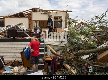 STATI UNITI. 21 Giugno 2021. Mike e Sandra Barr aiutano a salvare gli effetti personali dalla casa pesantemente danneggiata della sorella lunedì 21 giugno 2021 dopo che un tornado ha colpito durante la notte a Woodridge, Illinois. (Foto di Brian Cassella/Chicago Tribune/TNS/Sipa USA) Credit: Sipa USA/Alamy Live News Foto Stock