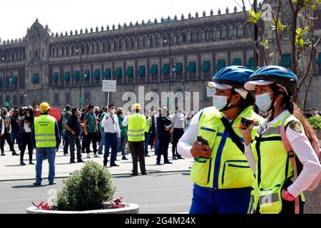 CITTÀ DEL MESSICO, MESSICO - GIUGNO 21: Gli ufficiali organizzano i cittadini durante il primo simulacro di Macro della protezione civile del 2021 per guidare allo Zocalo come una zona sicura in caso di terremoto il 21 giugno 2021 a Città del Messico, Messico. (Foto di Eyepix/Sipa USA) Foto Stock