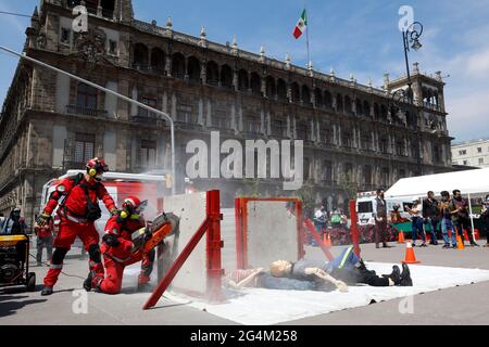 Città del Messico, Messico. 21 Giugno 2021. CITTÀ DEL MESSICO, MESSICO - GIUGNO 21: Personale di protezione civile, durante la simulazione del salvataggio di persone che sono intrappolate a causa del crollo di un edificio, come parte del primo simulacro di protezione civile di 2021 il 21 giugno 2021 a Città del Messico, Messico. (Foto di Eyepix/Sipa USA) Credit: Sipa USA/Alamy Live News Foto Stock