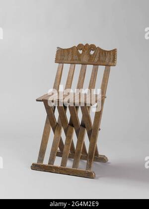 . Sedia pieghevole in legno di faggio, con cinque doghe nello schienale e nove nel sedile. Il solido superiore del dorso presenta una semplice decorazione a taglio intagliato e archi concavi sulle estremità. Foto Stock