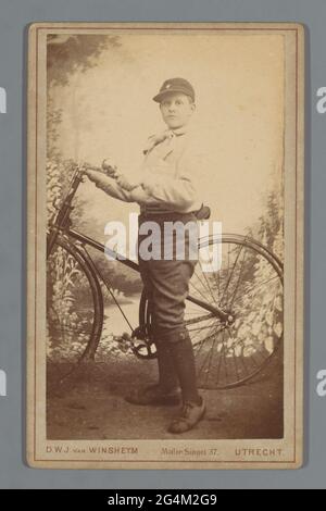 Ritratto di un ragazzo sconosciuto (presumibilmente) in uniforme scout ragazzo con una bicicletta. . Foto Stock