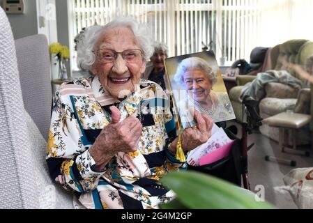 Care home residente celebrare il suo 100th compleanno con una carta della Regina durante la pandemia di Covid. Centenarian 100 anni Foto Stock