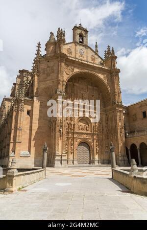 Salamanca / Spagna - 05 12 2021: Vista dettagliata sulla facciata anteriore del convento di San Esteban, stile gotico plateresco, centro di Salamanca Foto Stock