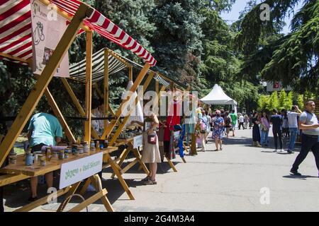 TBILISI, GEORGIA - 16 giu 2021: Persone nel mercato all'aperto, folle di persone nel parco, festival Foto Stock