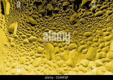 Sfondo astratto di gocce e colore giallo liquido. Sfondo per il disegno Foto Stock