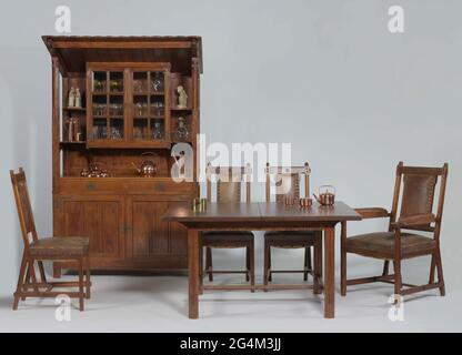 . Sala da pranzo-Ameublement composto da un buffet, un tavolo, una poltrona e sei sedie con un rivestimento di pelle marrone Foto Stock