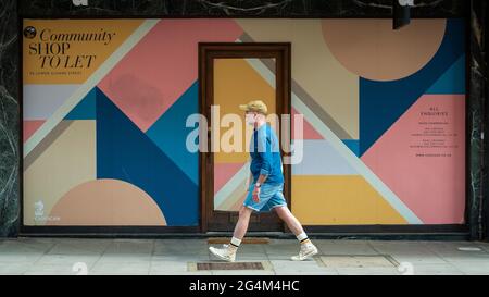 Londra, Regno Unito. 22 giugno 2021. Un uomo passa accanto a colorate costruzioni che coprono un negozio vuoto in Sloane Street. Credit: Stephen Chung / Alamy Live News Foto Stock